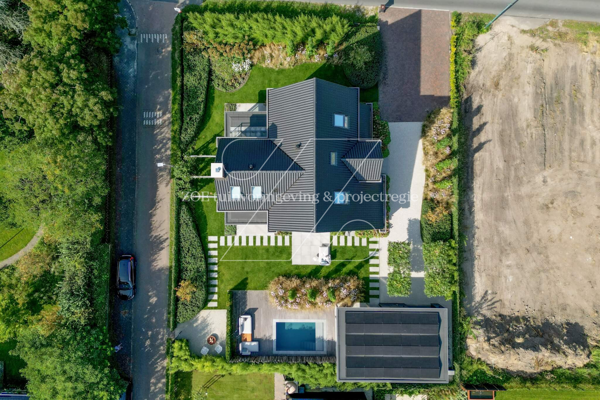 Dronefoto groene villatuin in Utrecht.